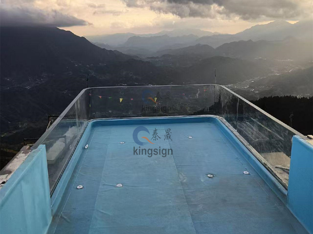 Kingsign eta forma akrilikoa igerilekuko leihoen instalazioa